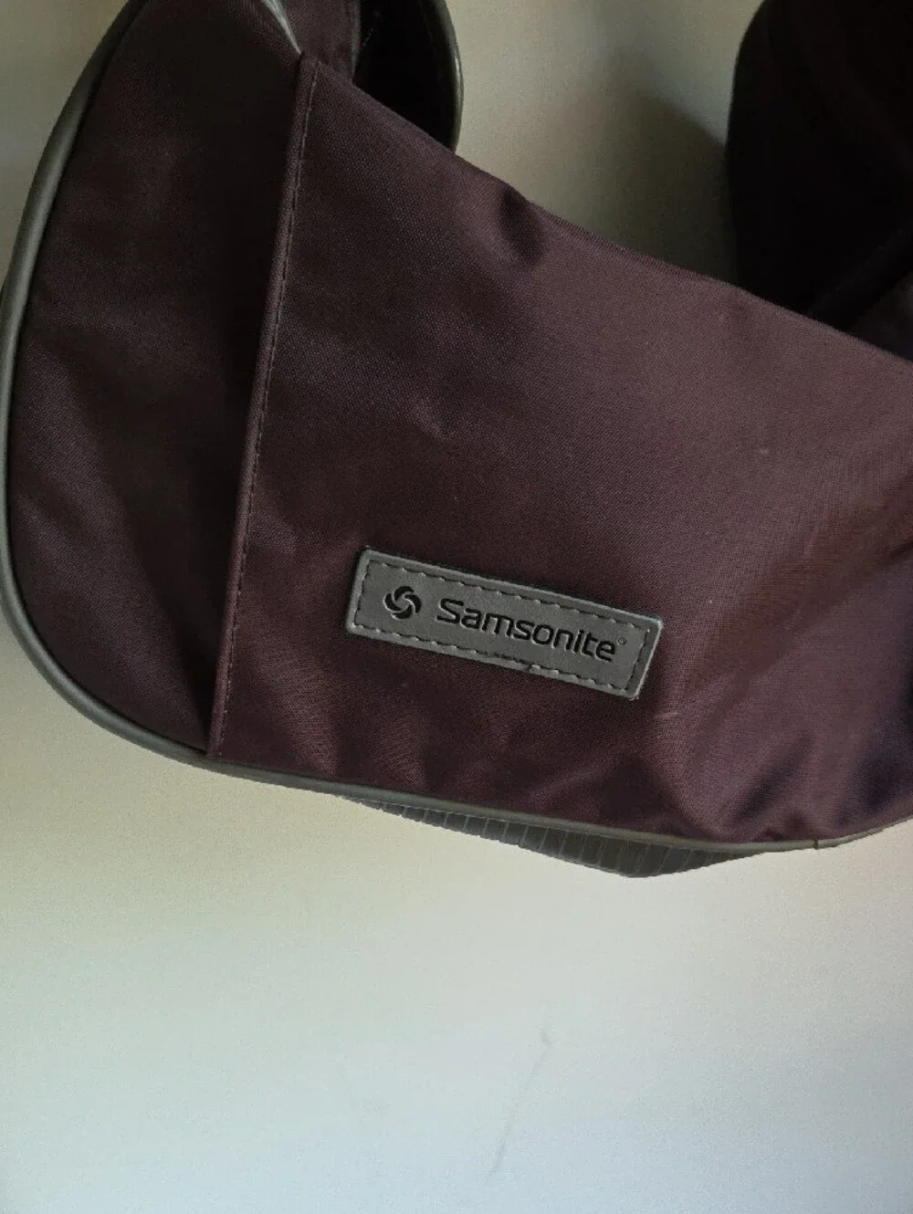 Samsonite Men's Plum Duffel Bag with Adjustable Shoulder Strap